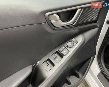 Белый Хендай Ioniq, объемом двигателя 0 л и пробегом 82 тыс. км за 16490 $, фото 16 на Automoto.ua