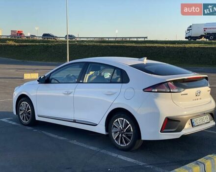 Белый Хендай Ioniq, объемом двигателя 0 л и пробегом 25 тыс. км за 16100 $, фото 9 на Automoto.ua