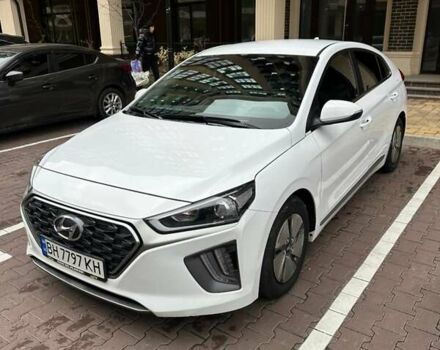 Белый Хендай Ioniq, объемом двигателя 1.58 л и пробегом 49 тыс. км за 21500 $, фото 1 на Automoto.ua