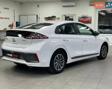 Белый Хендай Ioniq, объемом двигателя 0 л и пробегом 82 тыс. км за 16490 $, фото 7 на Automoto.ua