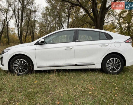 Белый Хендай Ioniq, объемом двигателя 0 л и пробегом 79 тыс. км за 14600 $, фото 1 на Automoto.ua