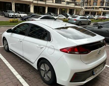 Белый Хендай Ioniq, объемом двигателя 1.58 л и пробегом 49 тыс. км за 21500 $, фото 3 на Automoto.ua