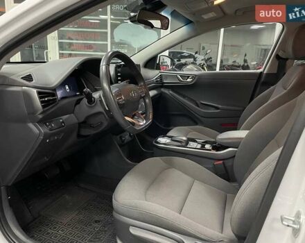 Белый Хендай Ioniq, объемом двигателя 0 л и пробегом 82 тыс. км за 16490 $, фото 17 на Automoto.ua