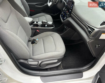 Белый Хендай Ioniq, объемом двигателя 0 л и пробегом 79 тыс. км за 14600 $, фото 20 на Automoto.ua