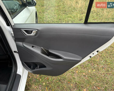 Белый Хендай Ioniq, объемом двигателя 0 л и пробегом 79 тыс. км за 14600 $, фото 21 на Automoto.ua