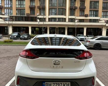 Белый Хендай Ioniq, объемом двигателя 1.58 л и пробегом 49 тыс. км за 21500 $, фото 4 на Automoto.ua