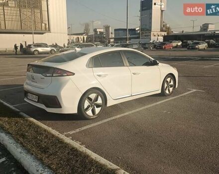 Белый Хендай Ioniq, объемом двигателя 1.58 л и пробегом 123 тыс. км за 19300 $, фото 4 на Automoto.ua