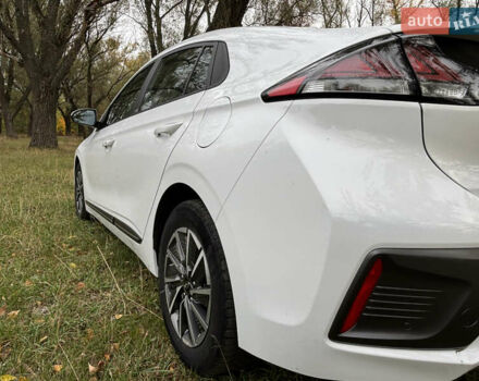 Белый Хендай Ioniq, объемом двигателя 0 л и пробегом 79 тыс. км за 14600 $, фото 9 на Automoto.ua