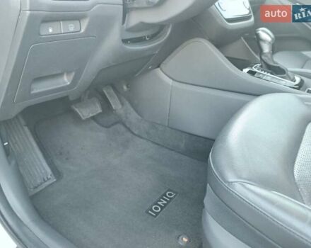 Белый Хендай Ioniq, объемом двигателя 1.58 л и пробегом 123 тыс. км за 19300 $, фото 12 на Automoto.ua