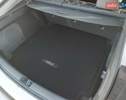 Белый Хендай Ioniq, объемом двигателя 1.58 л и пробегом 123 тыс. км за 19300 $, фото 16 на Automoto.ua