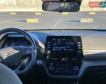 Белый Хендай Ioniq, объемом двигателя 0 л и пробегом 25 тыс. км за 16100 $, фото 4 на Automoto.ua