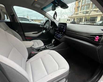 Белый Хендай Ioniq, объемом двигателя 1.58 л и пробегом 49 тыс. км за 21500 $, фото 9 на Automoto.ua