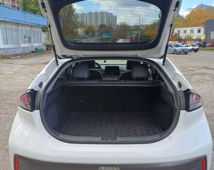 Білий Хендай Ioniq, об'ємом двигуна 0 л та пробігом 62 тис. км за 17900 $, фото 16 на Automoto.ua