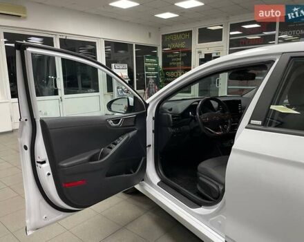 Белый Хендай Ioniq, объемом двигателя 0 л и пробегом 82 тыс. км за 16490 $, фото 15 на Automoto.ua