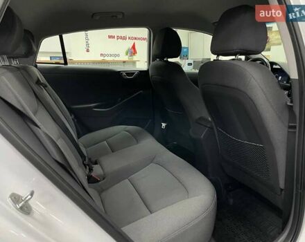 Белый Хендай Ioniq, объемом двигателя 0 л и пробегом 82 тыс. км за 16490 $, фото 39 на Automoto.ua