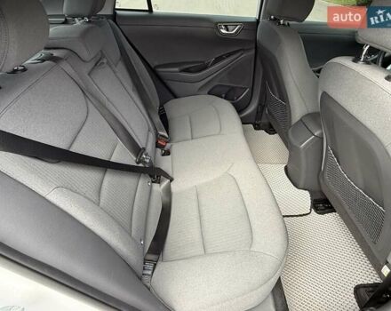 Белый Хендай Ioniq, объемом двигателя 0 л и пробегом 43 тыс. км за 18200 $, фото 47 на Automoto.ua