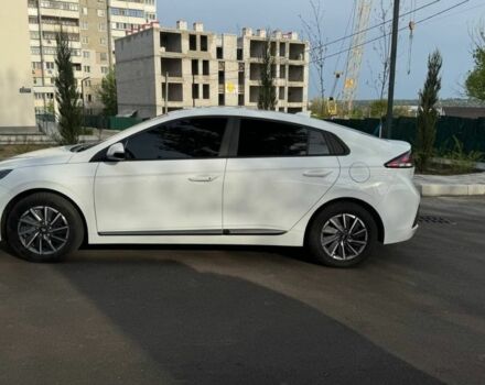 Белый Хендай Ioniq, объемом двигателя 0 л и пробегом 45 тыс. км за 18999 $, фото 3 на Automoto.ua