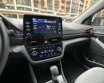 Белый Хендай Ioniq, объемом двигателя 1.58 л и пробегом 49 тыс. км за 21500 $, фото 8 на Automoto.ua