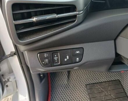 Білий Хендай Ioniq, об'ємом двигуна 0 л та пробігом 62 тис. км за 17900 $, фото 8 на Automoto.ua