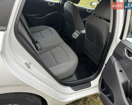 Белый Хендай Ioniq, объемом двигателя 0 л и пробегом 79 тыс. км за 14600 $, фото 22 на Automoto.ua