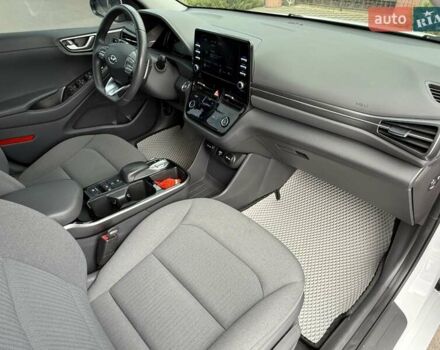 Белый Хендай Ioniq, объемом двигателя 0 л и пробегом 43 тыс. км за 18200 $, фото 51 на Automoto.ua