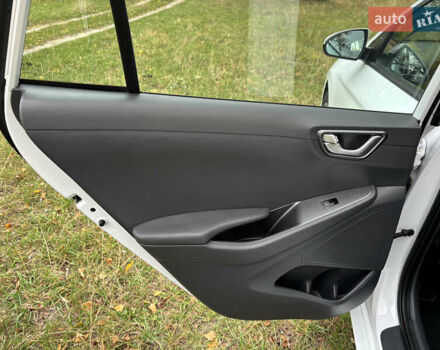 Белый Хендай Ioniq, объемом двигателя 0 л и пробегом 79 тыс. км за 14600 $, фото 24 на Automoto.ua