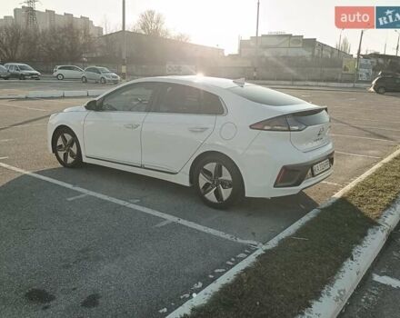 Белый Хендай Ioniq, объемом двигателя 1.58 л и пробегом 123 тыс. км за 19300 $, фото 3 на Automoto.ua