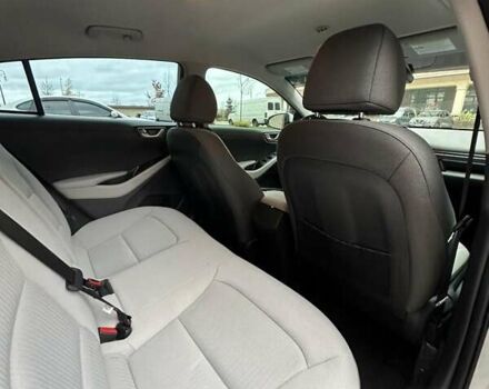 Белый Хендай Ioniq, объемом двигателя 1.58 л и пробегом 49 тыс. км за 21500 $, фото 10 на Automoto.ua