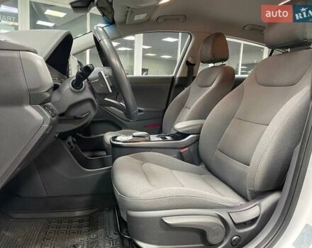 Белый Хендай Ioniq, объемом двигателя 0 л и пробегом 82 тыс. км за 16490 $, фото 18 на Automoto.ua
