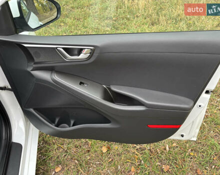 Белый Хендай Ioniq, объемом двигателя 0 л и пробегом 79 тыс. км за 14600 $, фото 19 на Automoto.ua