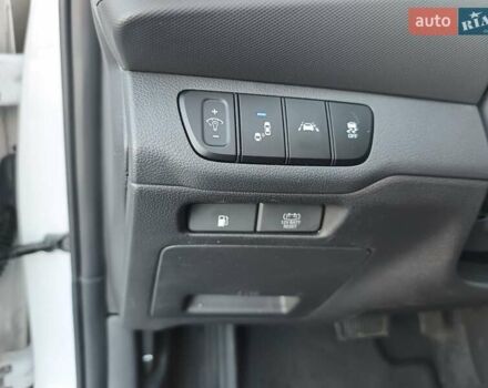 Белый Хендай Ioniq, объемом двигателя 1.58 л и пробегом 123 тыс. км за 19300 $, фото 19 на Automoto.ua