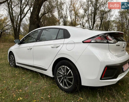 Белый Хендай Ioniq, объемом двигателя 0 л и пробегом 79 тыс. км за 14600 $, фото 2 на Automoto.ua
