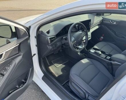 Белый Хендай Ioniq, объемом двигателя 0 л и пробегом 35 тыс. км за 16300 $, фото 22 на Automoto.ua