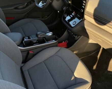 Белый Хендай Ioniq, объемом двигателя 0 л и пробегом 25 тыс. км за 16100 $, фото 8 на Automoto.ua