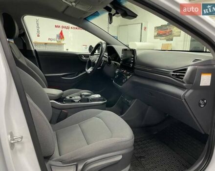 Белый Хендай Ioniq, объемом двигателя 0 л и пробегом 82 тыс. км за 16490 $, фото 37 на Automoto.ua