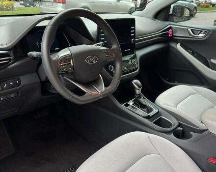 Белый Хендай Ioniq, объемом двигателя 1.58 л и пробегом 49 тыс. км за 21500 $, фото 7 на Automoto.ua