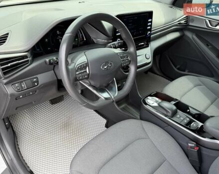 Белый Хендай Ioniq, объемом двигателя 0 л и пробегом 43 тыс. км за 18200 $, фото 39 на Automoto.ua