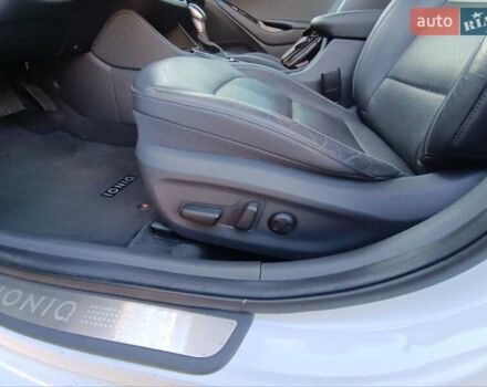 Белый Хендай Ioniq, объемом двигателя 1.58 л и пробегом 123 тыс. км за 19300 $, фото 20 на Automoto.ua