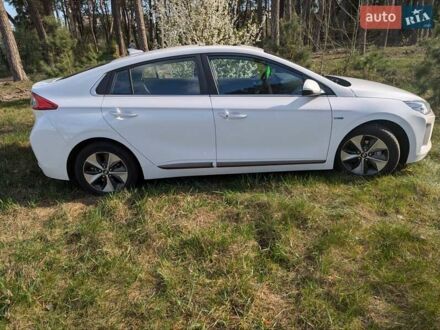 Хендай Ioniq 2016 у Житомирі на Automoto.ua Білий Хендай Ioniq, об'ємом двигуна 0 л та пробігом 165 тис. км за 11400 $, фото 1 на Automoto.ua