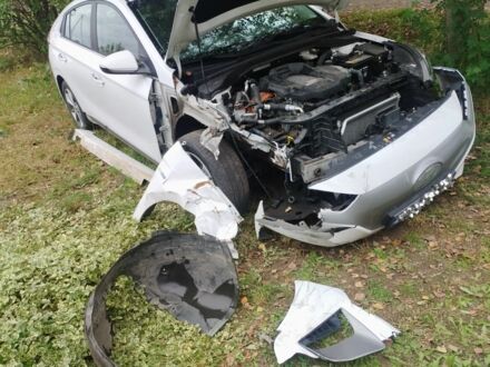 Білий Хендай Ioniq, об'ємом двигуна 0 л та пробігом 120 тис. км за 9000 $, фото 1 на Automoto.ua