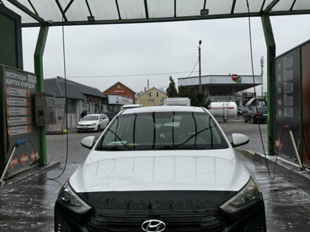 Белый Хендай Ioniq, объемом двигателя 1.6 л и пробегом 149 тыс. км за 12500 $, фото 1 на Automoto.ua