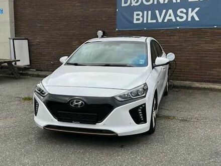 Белый Хендай Ioniq, объемом двигателя 0 л и пробегом 50 тыс. км за 17999 $, фото 1 на Automoto.ua