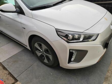 Белый Хендай Ioniq, объемом двигателя 1 л и пробегом 260 тыс. км за 12236 $, фото 1 на Automoto.ua