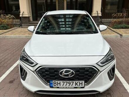 Белый Хендай Ioniq, объемом двигателя 1.58 л и пробегом 49 тыс. км за 21500 $, фото 1 на Automoto.ua