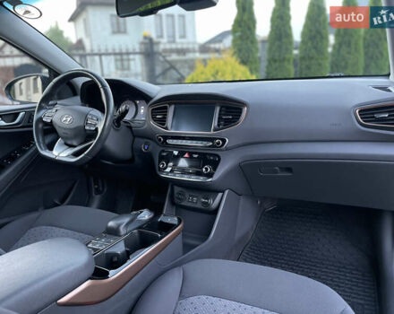 Черный Хендай Ioniq, объемом двигателя 0 л и пробегом 97 тыс. км за 12399 $, фото 48 на Automoto.ua