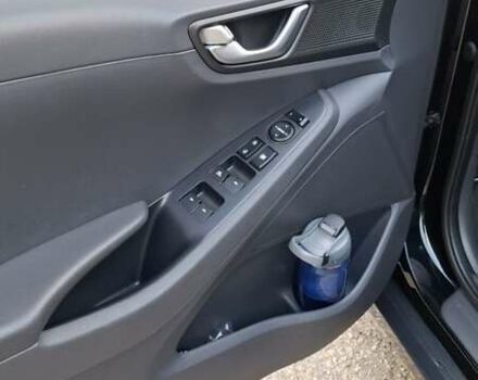 Чорний Хендай Ioniq, об'ємом двигуна 1.58 л та пробігом 150 тис. км за 14200 $, фото 6 на Automoto.ua