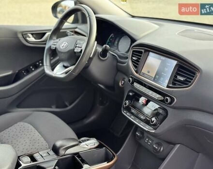 Черный Хендай Ioniq, объемом двигателя 0 л и пробегом 122 тыс. км за 11999 $, фото 66 на Automoto.ua