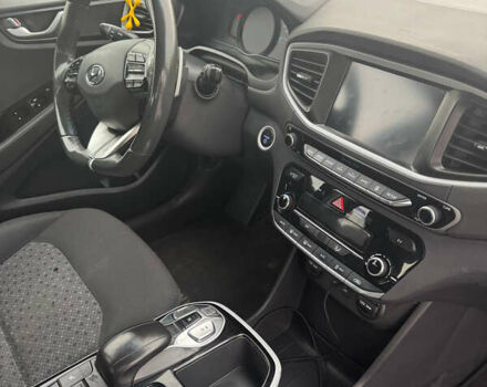 Черный Хендай Ioniq, объемом двигателя 0 л и пробегом 166 тыс. км за 12000 $, фото 5 на Automoto.ua