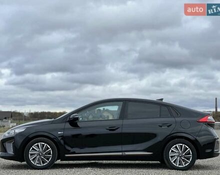 Черный Хендай Ioniq, объемом двигателя 0 л и пробегом 122 тыс. км за 11999 $, фото 10 на Automoto.ua