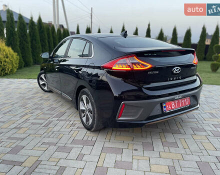 Черный Хендай Ioniq, объемом двигателя 0 л и пробегом 97 тыс. км за 12399 $, фото 28 на Automoto.ua